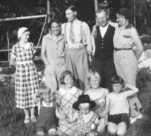 Gruppbild p familjerna Carlsson och Granberg omkring 1936.
